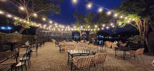 JJ LAKE CAFE & EATERY